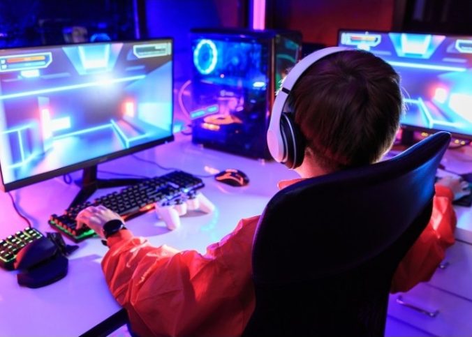 en gamer framför datorn