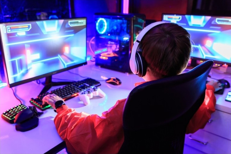 en gamer framför datorn